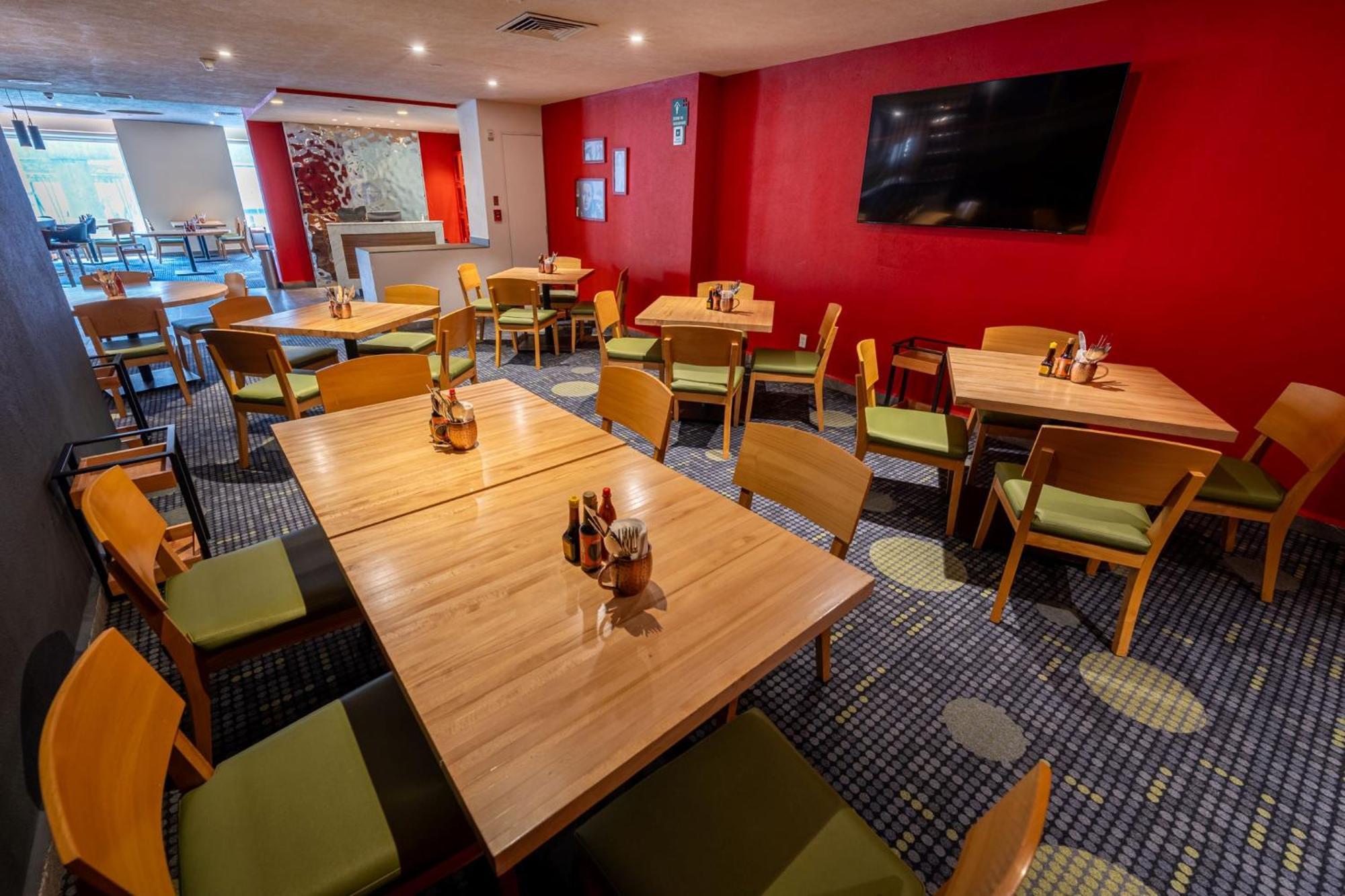 Camino Real Pedregal Mexico 호텔 외부 사진 The interior of a typical Premier Inn dining room